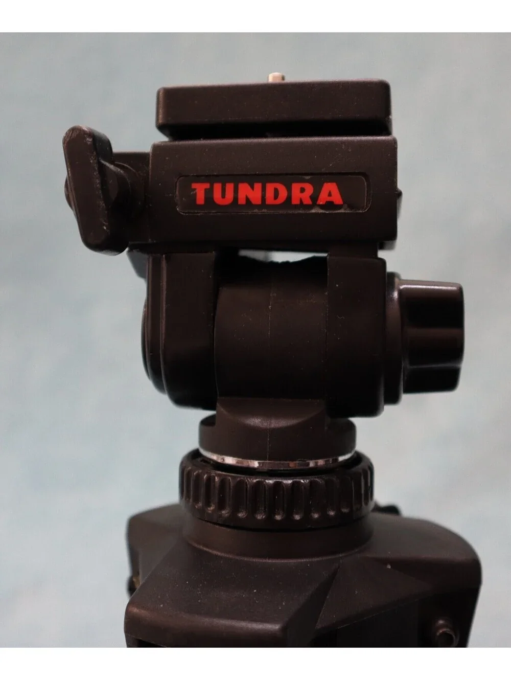 Tundra Video Ultima 66 Tripod Complete. Great Condition. With a pan/tilt head.